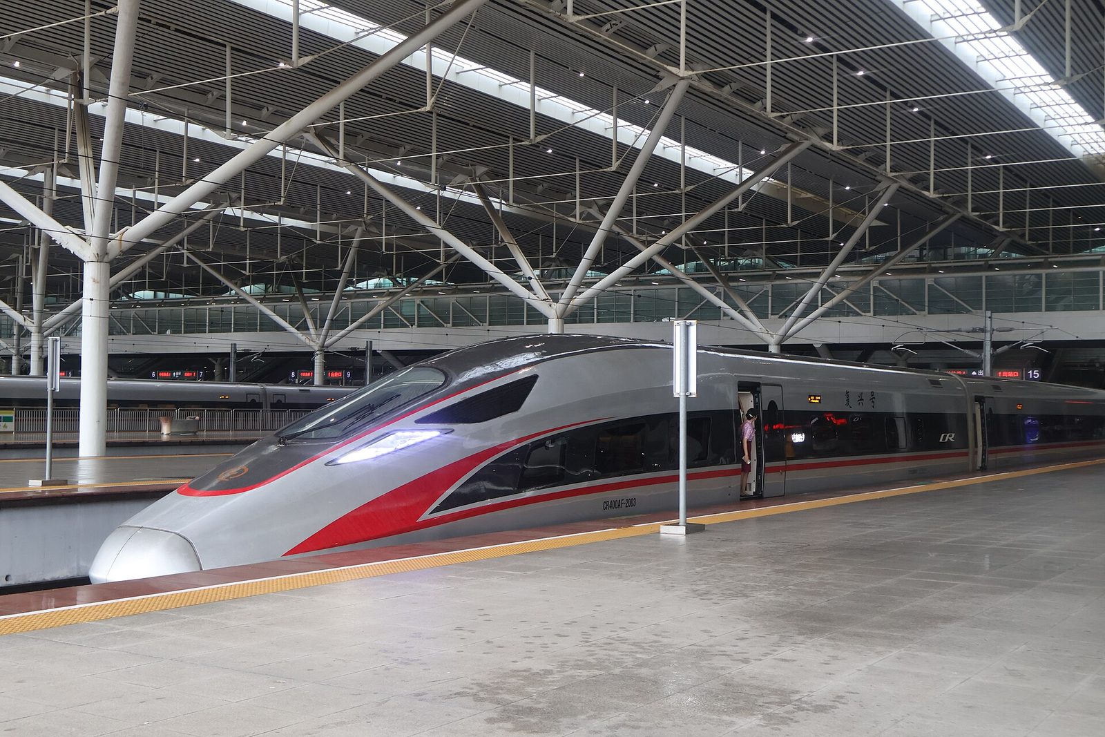 A Fuxing CR400AF high-speed train